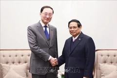 Prime Minister Pham Minh Chinh (Right) on February 26 receives Chinese Vice Foreign Minister Sun Weidong. (Photo: VNA)