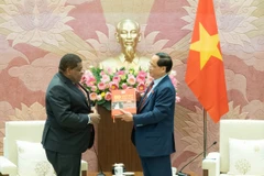 NA Vice Chairman Tran Quang Phuong (right) and IPU Secretary-General Martin Chungong at their meeting in Hanoi on December 29, 2025. (Photo: VNA)