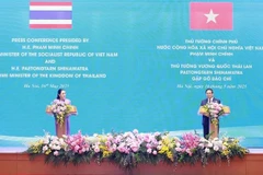 Prime Minister Pham Minh Chinh (right) and his Thai counterpart Paetongtarn Shinawatra announce the elevation of Vietnam-Thailand relations to a comprehensive strategic partnership at a press conference in Hanoi on May 16. (Photo: VNA)