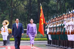 Prime Minister Pham Minh Chinh (left) and Thailand's Prime Minister Paetongtarn Shinawatra inspect the guard of honour in Hanoi on May 16. (Photo: VNA)