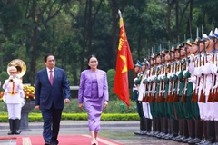Prime Minister Pham Minh Chinh (left) and Thailand's Prime Minister Paetongtarn Shinawatra inspect the guard of honour in Hanoi on May 16. (Photo: VNA)