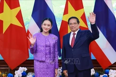 Vietnamese Prime Minister Pham Minh Chinh (right) and Thai Prime Minister Paetongtarn Shinawatra in Hanoi on May 16. (Photo: VNA)