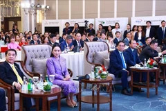 Vietnamese Prime Minister Pham Minh Chinh (front, third from left) and his Thai counterpart Paetongtarn Shinawatra (front, second from left) at the business forum in Hanoi on May 16. (Photo: VNA)
