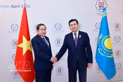 National Assembly Chairman Tran Thanh Man (left) and Yerlan Koshanov, Speaker of the Mazhilis - the lower house of Kazakhstan’s parliament, during their in Istanbul, Türkiye, on April 16 (Photo: VNA)
