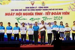 The Trade Union of the HCM City Export Processing and Industrial Zones Authority present train tickets for workers to return to their hometowns for 2024 Tet holiday. (Photo: VNA)