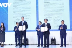 Prime Minister Pham Minh Chinh and Deputy Prime Minister Bui Thanh Son witness the signing of a joint statement on cooperation to advance smart manufacturing between Ho Chi Minh City and the WEF. (Photo: VOV)
