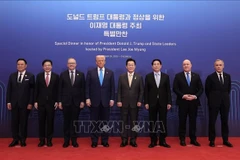 Vietnamese State President Luong Cuong (third right) and other APEC leaders at the special dinner hosted by President of the Republic of Korea (RoK) Lee Jae Myung (Photo: VNA)