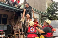 Philippine Red Cross workers rescue residents stranded in heavy rains triggered by Typhoon Kalmaegi in Talamban, Cebu city, on November 4, 2025. (Photo: REUTERS/VNA)