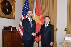 Deputy Prime Minister Ho Duc Phoc (R) and US Trade Representative Jamieson Greer. (Photo: VNA)