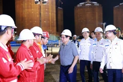 Prime Minister Pham Minh Chính (centre) visits and encourages the oil and gas workers at the construction site, affirming the achievements Petrovietnam has made in recent years. (Photo: Courtesy of Petrovietnam)