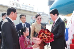 State President Luong Cuong is welcomed at Wattay International Airport. (Photo: VNA)