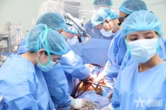 Doctors at the 108 Military Central Hospital perform a heart transplant. (Photo: qdnd.vn)