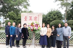 Officials and staff of the Consulate General of Vietnam in Hong Kong (China), led by Consul General Le Duc Hanh, together with representatives of some Vietnamese agencies and businesses operating in Hong Kong, lay flowers at the Sung Wong Toi monument. (Photo: VNA)