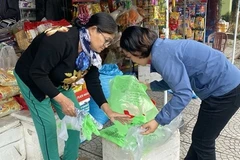 Local residents in Hoi An begin waste classification at source as a practical method of reducing the amount of rubbish heading to landfill. (Photo: Courtesy of IUCN)