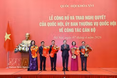 National Assembly Chairman Tran Thanh Man presents resolutions to the Vice Chairpersons of the legislature. (Photo: VNA)