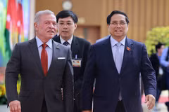 Prime Minister Pham Minh Chinh (right) and King Abdullah II Ibn Al Hussein of the Hashemite Kingdom of Jordan (Photo: VNA)