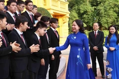 Vice State President Vo Thi Anh Xuan congratulates students who won prizes at international Olympiads and international science-technology competitions in 2024. (Photo: VNA)