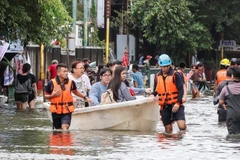 Rescue teams evacuate residents in flooded areas of Navotas city, the Philippines, on November 10, 2025. (Photo: Xinhua/VNA)