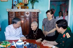 Party General Secretary and State President To Lam visits Heroic Vietnamese Mother Huynh Thi Lo in Tan An Hoi commune, Ho Chi Minh City. (Photo: VNA)