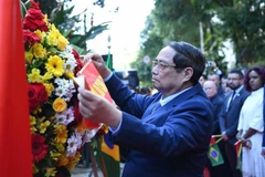 Prime Minister Pham Minh Chinh lays flowers at the plaque in commemoration of President Ho Chi Minh in Rio de Janeiro city, Brazil, on July 5. (Photo: VNA)