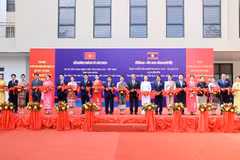 At the inauguration and handover ceremony of the Laos-Vietnam friendship hospital in Houaphanh province, northern Laos, on December 4. (Photo: baochinhphu.vn)
