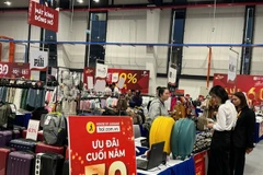 Visitors shop at the Shopping Seasons: Binh Duong Mega Sale programme being held in HCM City’s Binh Duong Ward from December 3-31. (Photo: VNA)