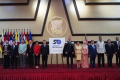 Delegates at the ceremony pose for a group. photo. (Source: VNA)