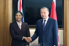 General Secretary of the Communist Party of Vietnam (CPV) Central Committee To Lam (right) meets with leader of the Conservative Party of the UK Kemi Badenoch in London on October 30. (Photo: VNA)