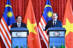 Prime Minister Pham Minh Chinh (left) and Malaysian Prime Minister Anwar Ibrahim meet with the press following their talks in Kuala Lumpur. (Photo: VNA)