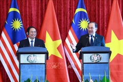 Prime Minister Pham Minh Chinh (left) and Malaysian Prime Minister Anwar Ibrahim meet with the press following their talks in Kuala Lumpur. (Photo: VNA)