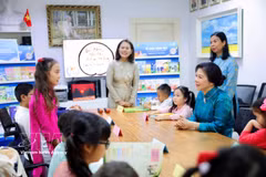 Ngo Phuong Ly, spouse of General Secretary of the Communist Party of Vietnam Central Committee and State President To Lam, visits the Lac Hong Vietnamese language class in Singapore. (Photo: VNA)