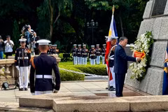 General Secretary of the Communist Party of Vietnam Central Committee and State President To Lam offers flowers at the monument to Philippine national hero Jose Rizal in Manila on June 1 morning. (Photo: VNA)