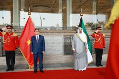 Kuwait’s Prime Minister Sheikh Ahmad Abdullah Al-Ahmad Al-Sabah (right) hosts a welcome ceremony for visiting Vietnamese Prime Minister Pham Minh Chinh on November 17. (Photo: VNA)