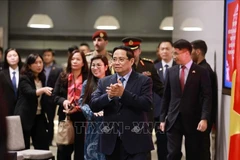 Prime Minister Pham Minh Chinh meets with staff of Vietnamese representative offices and the Vietnamese community in Kuwait on the evening of November 16. (Photo: VNA)