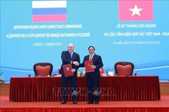 Vietnamese Prime Minister Pham Minh Chinh (right) and Russian Prime Minister Mikhail Vladimirovich Mishustin at the signing ceremony of the joint communiqué. (Photo: VNA)