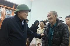 Standing Deputy Prime Minister Nguyen Hoa Binh visits residents in Dong Hoa ward in Dak Lak province, one of the areas hardest hit by the recent floods. (Photo: VNA)