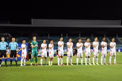 Vietnam's players salute the national flag and sing the national anthem before their Group A match against Timor-Leste at the 2026 ASEAN Cup. (Photo: VNA)