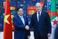 Prime Minister Pham Minh Chinh (left) meets with Ibrahim Boughali, Speaker of the National People's Assembly (APN) of Algeria, on November 20. (Photo: VNA)