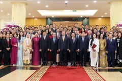 Party General Secretary To Lam (centre) meets with overseas Vietnamese attending the Homeland Spring 2026 programme on February 8 in Hanoi. (Photo: VNA)