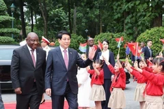 State President Luong Cuong (right) and his South African counterpart Matamela Cyril Ramaphosa (Photo: VNA)