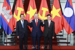 General Secretary of the Communist Party of Vietnam (CPV) Central Committee To Lam (C), President of the Cambodian People's Party and President of the Cambodian Senate Hun Sen (L) and General Secretary of the Lao People's Revolutionary Party and President of Laos Thongloun Sisoulith. (Photo: VNA)