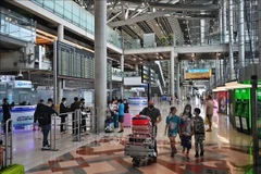Tourists at Suvarnabhumi International Airport in Bangkok, Thailand. (Photo: AFP/VNA)
