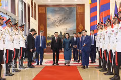 Permanent member of the Communist Party of Vietnam (CPV) Central Committee’s Secretariat Tran Cam Tu and President of the Cambodian National Assembly Khuon Sudary at the official welcome ceremony in Cambodia. (Photo: VNA)
