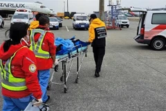 Passenger V.T.V, a 32-year-old Vietnamese national was transported to the hospital in Taiwan (China). (Photo: Courtesy of Vietnam Airlines)