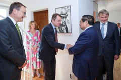 Vietnamese Prime Minister Pham Minh Chinh and his spouse visit family of late Swedish PM Olof Palme. (Photo: VNA)