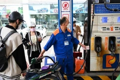 Domestic fuel prices are forecast to continue fluctuating as the Isarel-Iran conflict unfolds. (Photo: VNA)