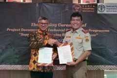 Indonesia Quarantine Authority (Barantin) head Sahat M. Panggabean (right) and FAO Representative for Indonesia and Timor-Leste Rajendra Aryal mark the completion of the Technical Cooperation Programme (TCP) project to strengthen Indonesia’s biosecurity system. (Photo: ANTARA)