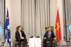 At the working session between Vietnamese Minister of Finance Ngo Van Tuan (right) and RMIT University’s Vice-Chancellor and President Professor Alec Cameron in Sydney on August 10 (Photo: tapchikinhtetaichinh.vn)
