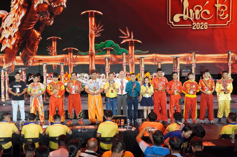 Organisers award commemorative medals to participating Vietnamese lion dance troupes. (Photo: VNA)