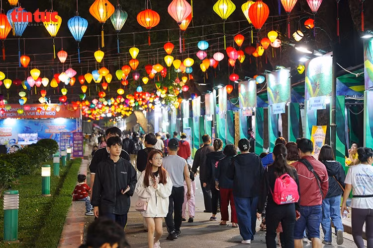 The Hanoi Tourism Festival 2026 at Thong Nhat Park attracts large numbers of residents and visitors for sightseeing and hands-on experiences. (Photo: VNA) 
